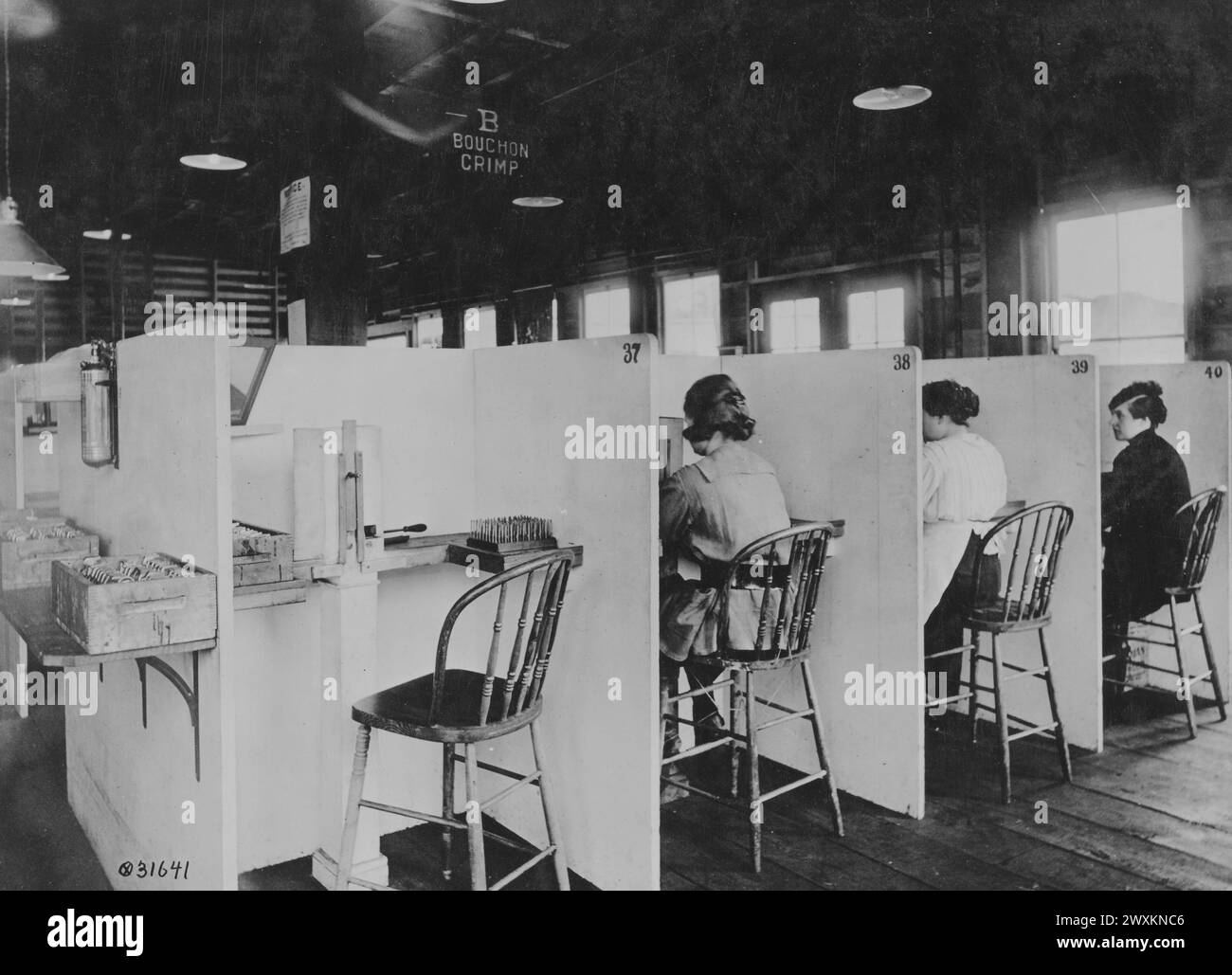 (Originalunterschrift) Arbeiterinnen in Munitionsanlagen: Frauen, die Bouchon-Baugruppen für Handgranaten laden, d. h. Zünder auf die Bouchon-Baugruppen quetschen. Gorham Manufacturing Company; Providence Rhode Island CA. 1919 Stockfoto