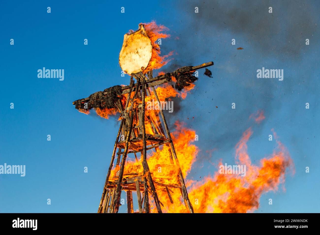 Verbrennen eines großen Kuschels. Russische und slawische Frühlingsferien Maslenitsa (Maslenica) Stockfoto