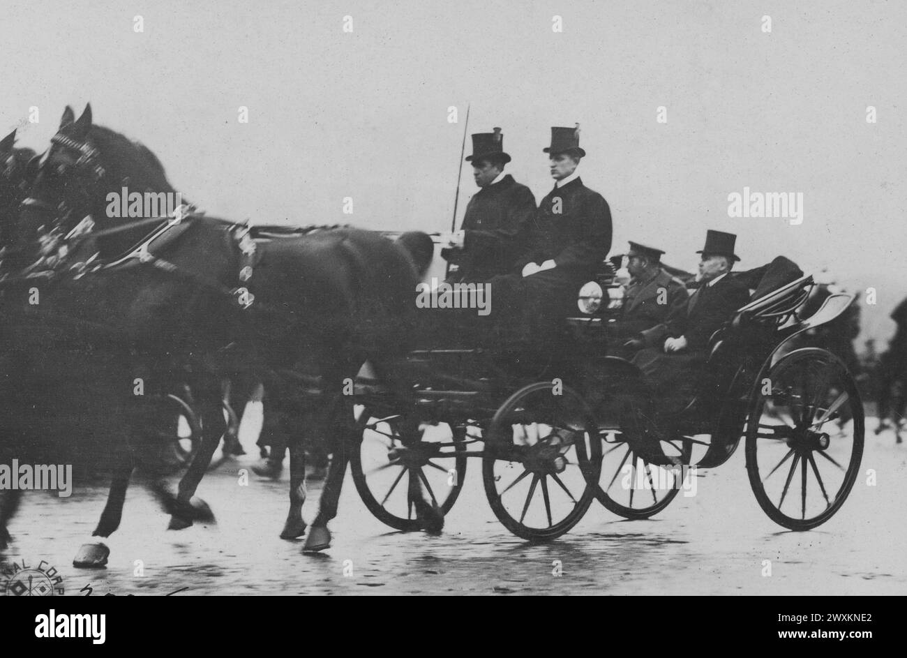 König Georg V. von Großbritannien und Raymond Poincare, Präsident von Frankreich, überquerten den Triumphbogen in Paris. 1918 Stockfoto