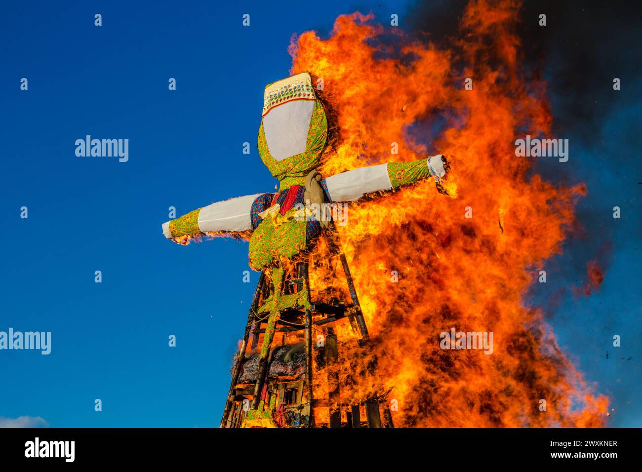 Verbrennen eines großen Kuschels. Russische und slawische Frühlingsferien Maslenitsa (Maslenica) Stockfoto