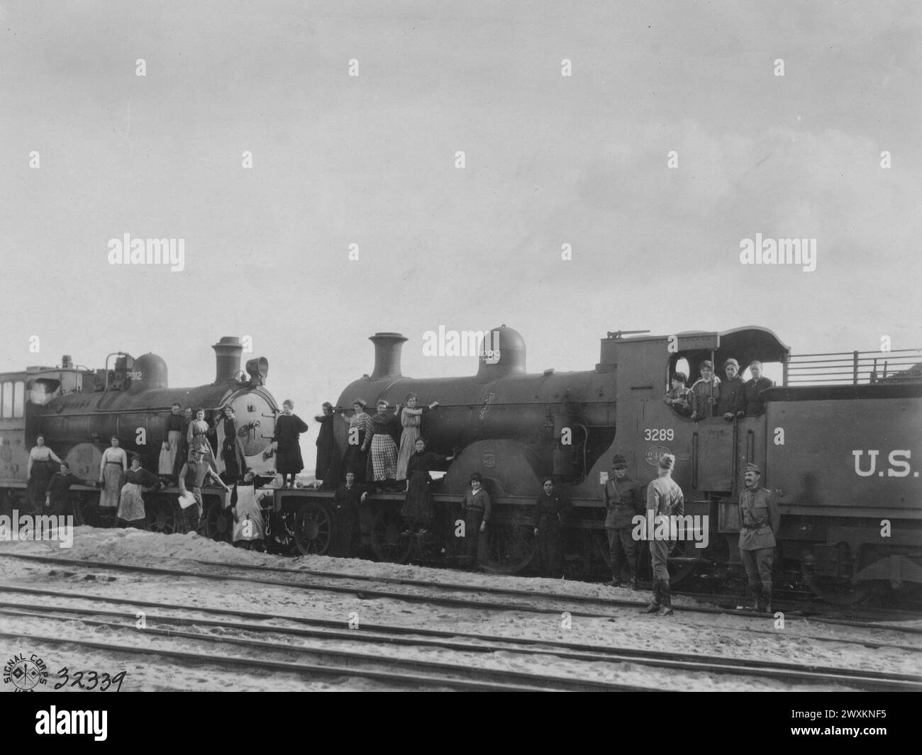 Französische Frauen wischen Lokomotiven in St. Nazaire Frankreich ca. 1918 Stockfoto