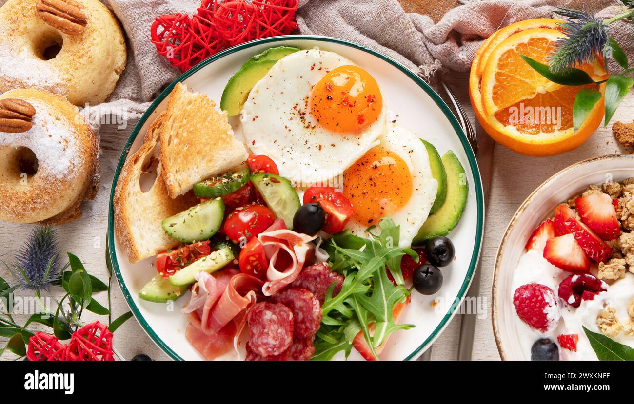 Gesundes Frühstück mit Haferflocken, Beeren, Ei, Speck und einer Tasse Kaffee. Guten Morgen. Draufsicht, Kopierraum Stockfoto