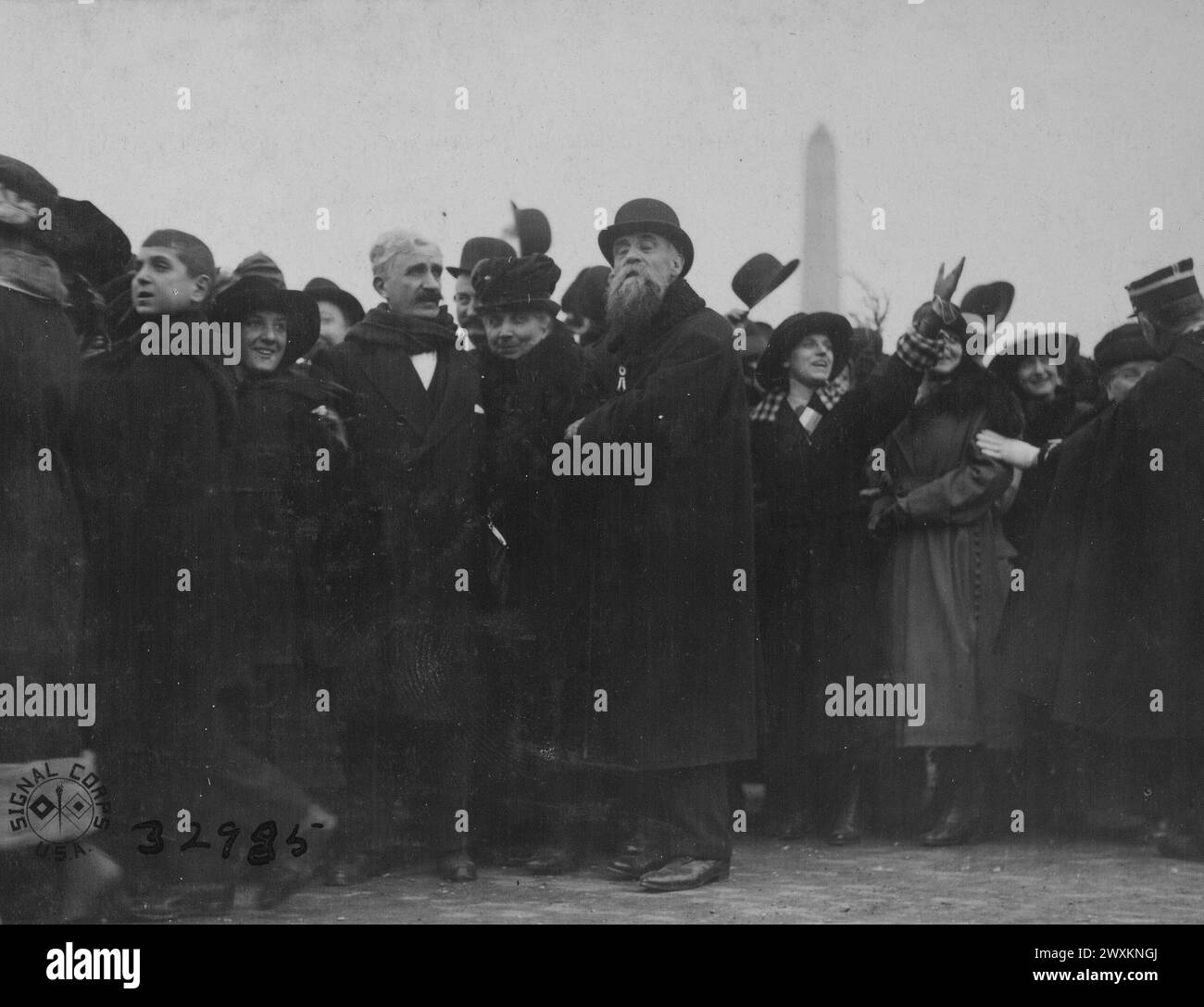 Der alte Elsässer und seine Frau, die vier Jahre lang von den Deutschen inhaftiert wurden, bei der Parade zur Befreiung des Elsässer Lothringen Ca. 1918 Stockfoto
