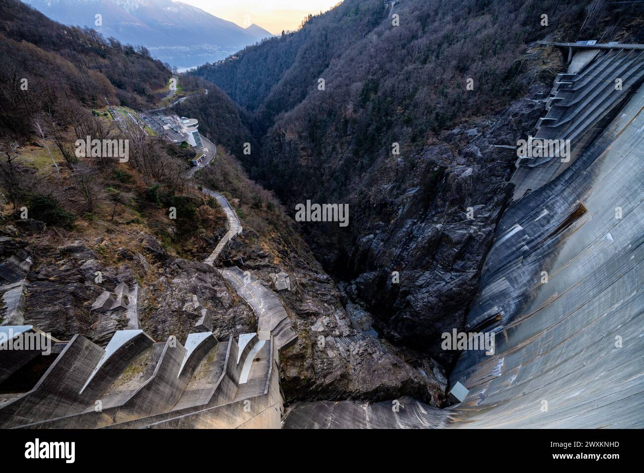 Der Verzaca-Damm bei Locarno in der Schweiz Stockfoto