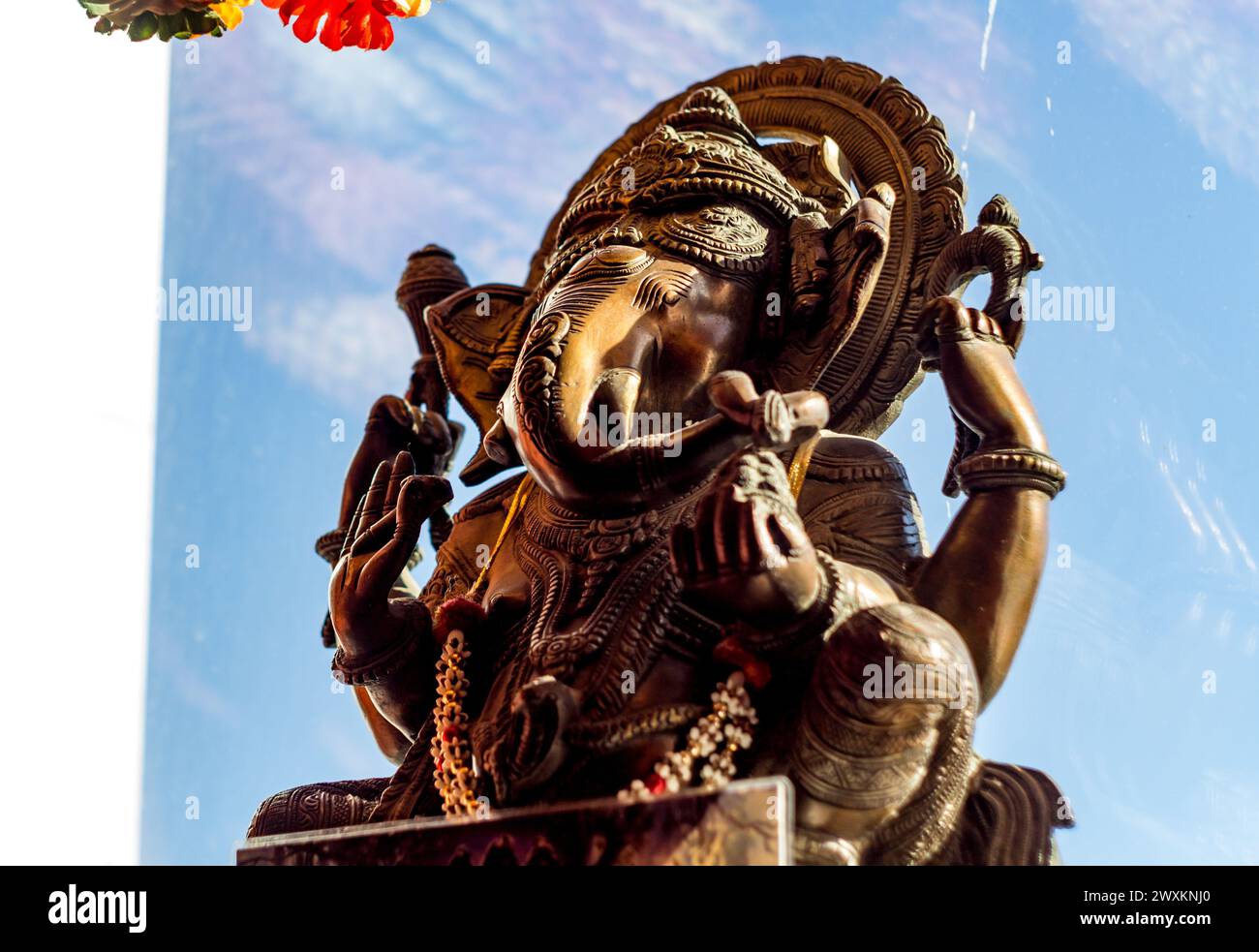 Ätnomir, Russland – März 2019: Skulptur des hinduistischen Gottes Ganesha (auch bekannt als Ganapati, Vinayaka, Pillaiyar, Binayak), Gott der Weisheit und des Wohlbefindens Stockfoto