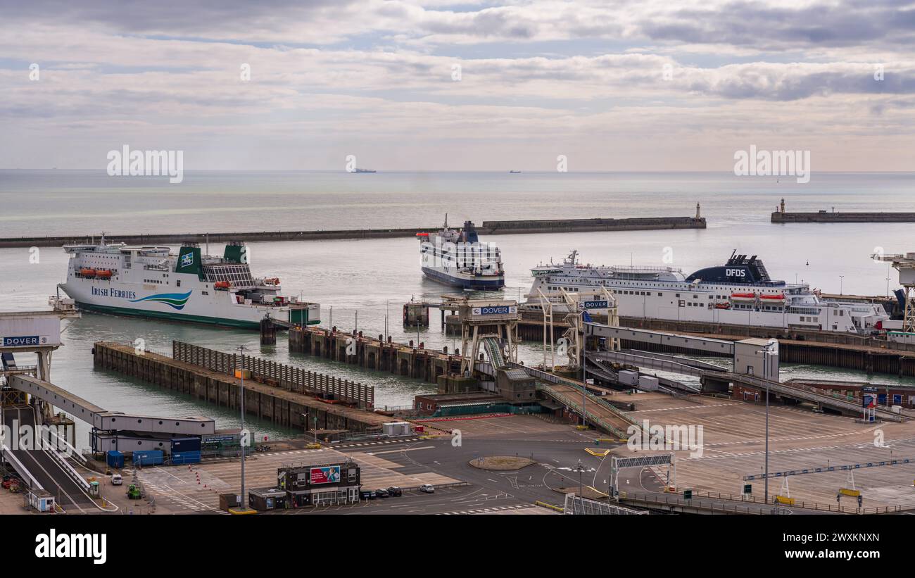 Dover, Kent, England, Großbritannien - 19. März 2023: Blick auf den Hafen von Dover mit drei Fähren Stockfoto