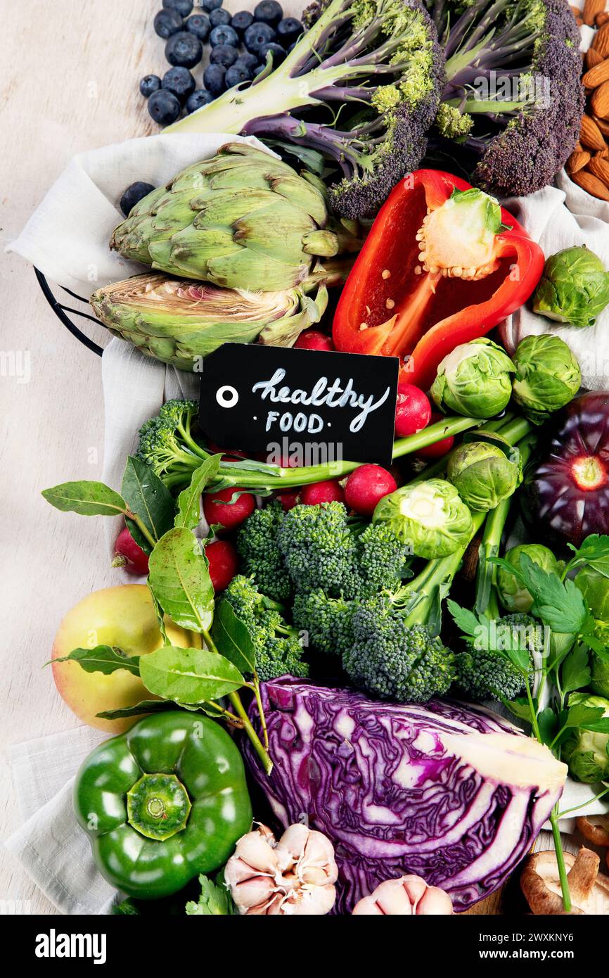 Tisch mit Gemüse auf hellem Holzhintergrund. Pfeffer, Kohl, Brokkoli, Rettich, Knoblauch. Konzept für gesunde Ernährung. Draufsicht Stockfoto