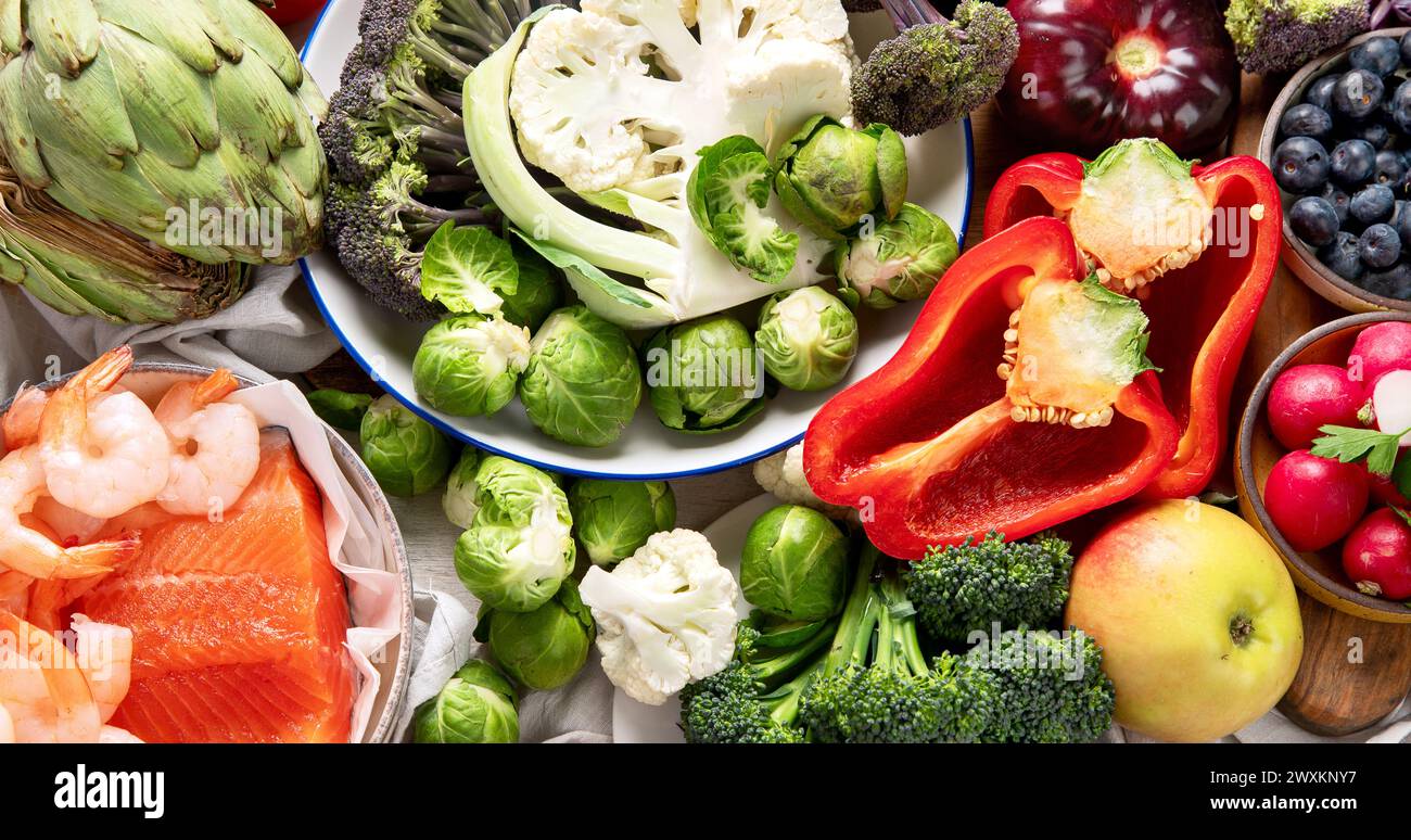 Gemüse, Fisch, Beere auf hölzernem Hintergrund. Gesundes Lebensmittelkonzept. Draufsicht Stockfoto