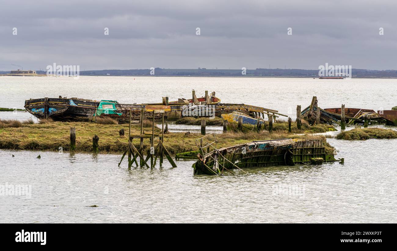 Hoo Marina Park, Kent, England, Großbritannien - 21. März 2023: Schiffswracks am Ufer des River Medway Stockfoto