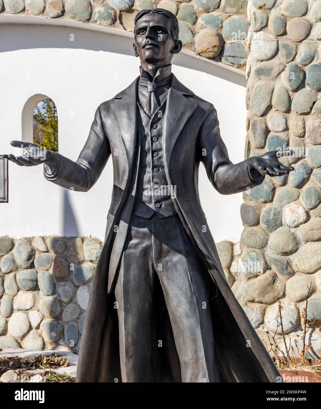 Region Kaluga, Russland - März 2019: Denkmal für den Erfinder und Wissenschaftler Nikola Tesla. Ethnografischer Park Ethnomir Stockfoto