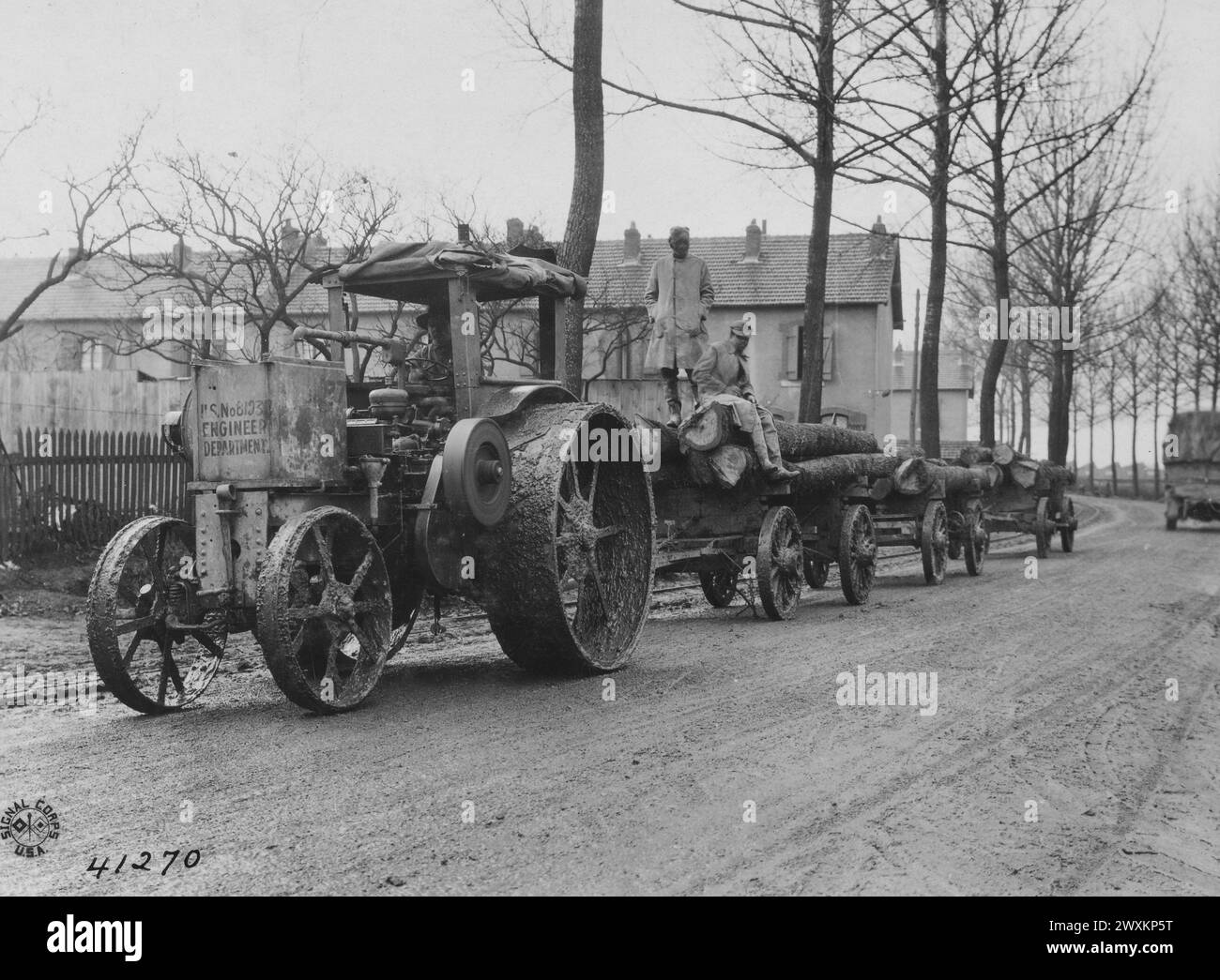 Traktor zieht Anhänger beladen mit Baumstämmen auf dem Weg zu einem Sägewerk. Forstwirtschaftliche Tätigkeiten der 20. Ingenieure in Gironcourt sur Vraine, Vogesen, Frankreich CA. 1918 Stockfoto