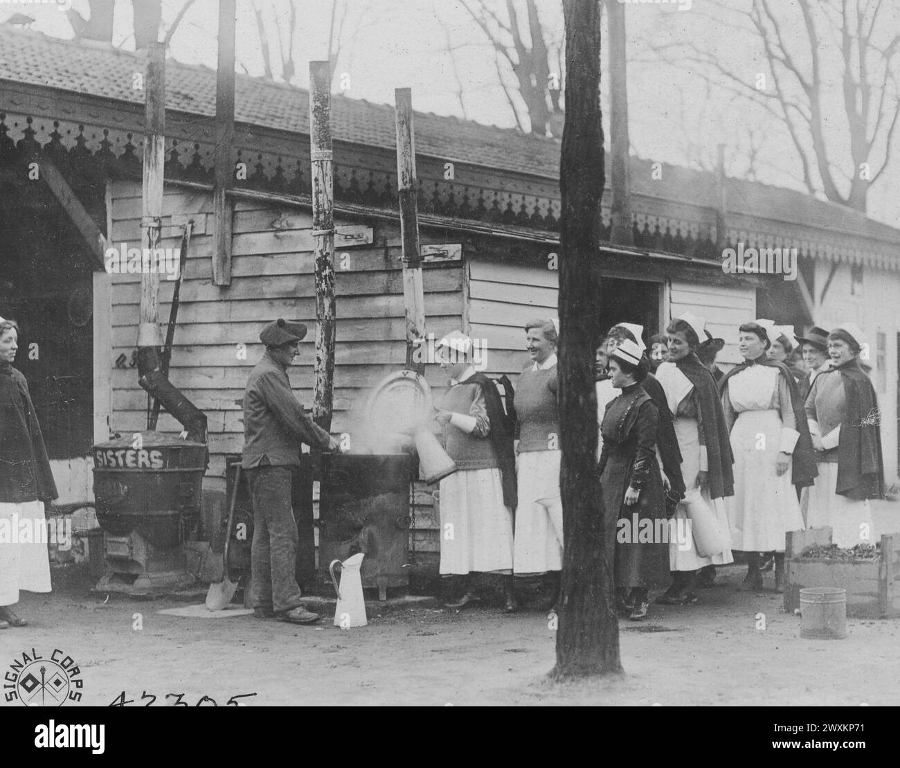 Rote-Kreuz-Schwestern stehen auf einer ehemaligen Rennstrecke in Rouen, Frankreich, CA, in der Reihe, um die Kanister mit Wasser zu füllen. 1918 Stockfoto