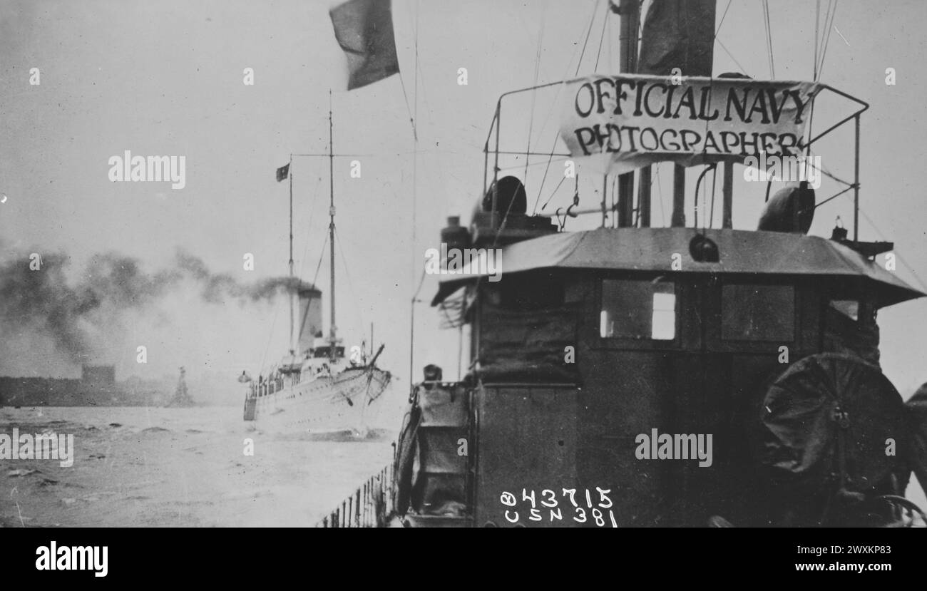 Der Schlepper, der die offiziellen Fotografen der Navy während des Naval Review in North River trug. Die U.S.S. Mayflower folgt hinter ca. Dezember 1918 Stockfoto