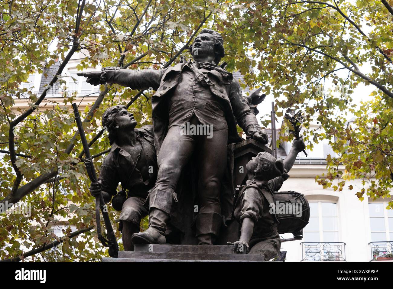 Diese Statue, die von Auguste Paris geschaffen wurde, zeigt Georges Jacques Danton, der eine führende Figur in den frühen Stadien der Französischen Revolution war. Stockfoto