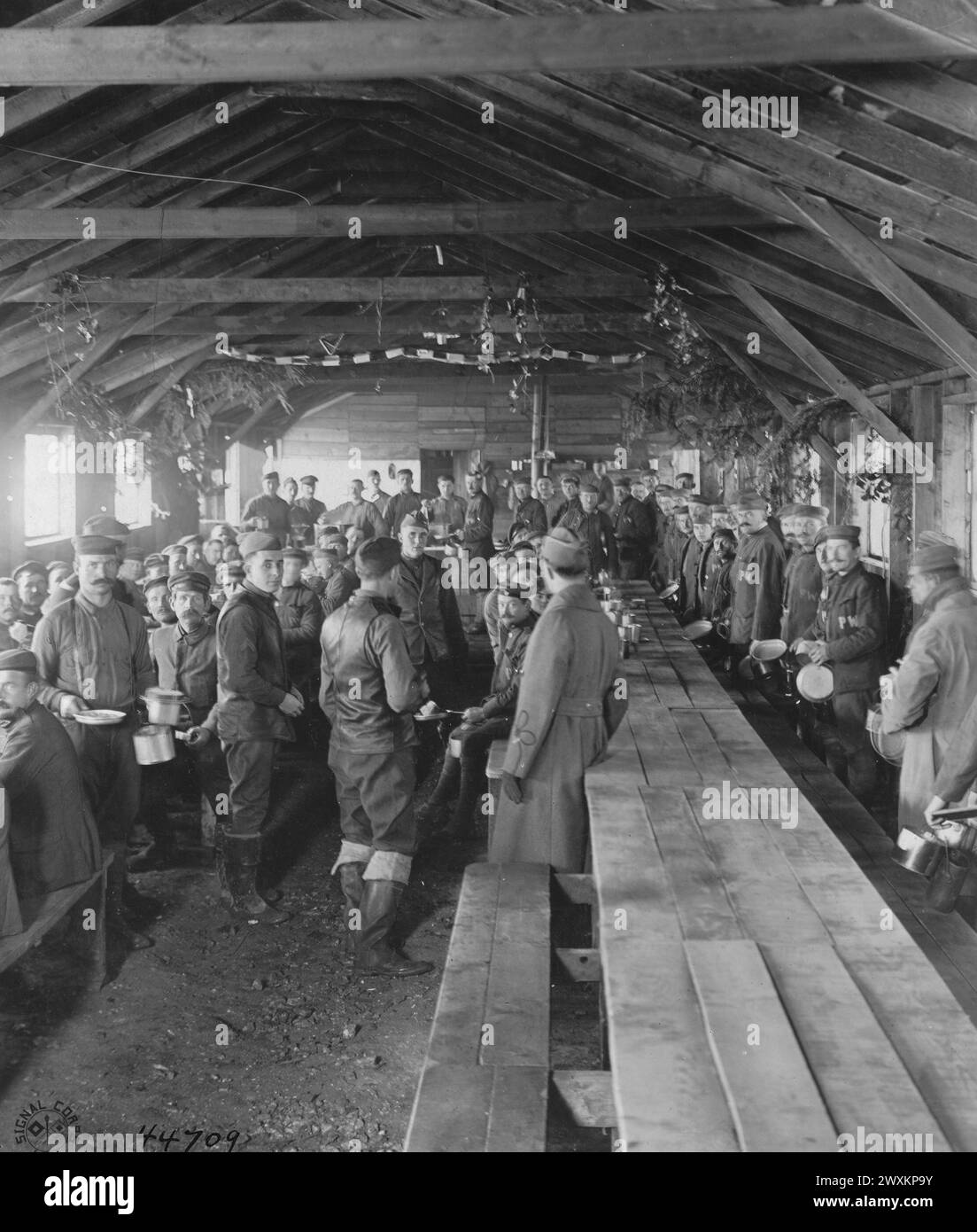 Deutsche Kriegsgefangene essen Abendessen in einem Gefangenenlager in La Pallice Charente Inferieure, Frankreich CA. 1918 Stockfoto