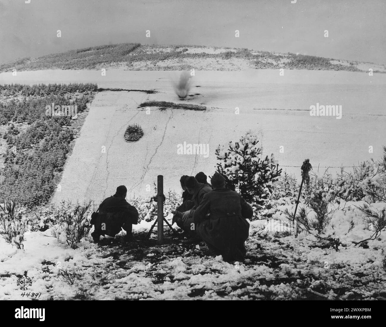 Soldaten bei der Zielübung mit einem Stokes-Mörser. Grabenmörtel-Schützen an der Divisionsschule der 33. US-amerikanischen Division bei Vianden Luxembourg CA. 1919 Stockfoto