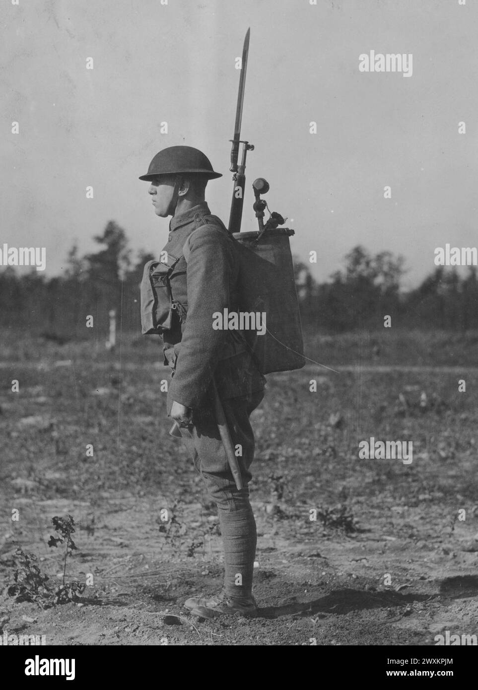 Soldat mit Gasmaske, Helm, Gewehr und giftiger Gasflasche, Mark I, auf dem Rücken ca. 1918-1919 Stockfoto