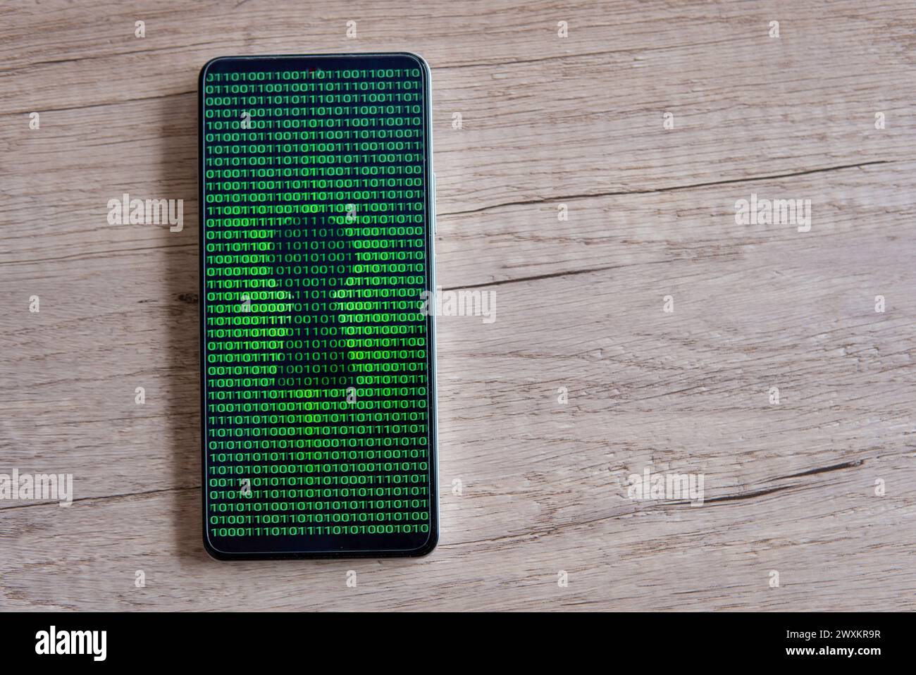 Smartphone mit leuchtendem Binärcode und Keyhole auf dem Bildschirm. Kopierbereich für Text. Cybersicherheitskonzept. Stockfoto