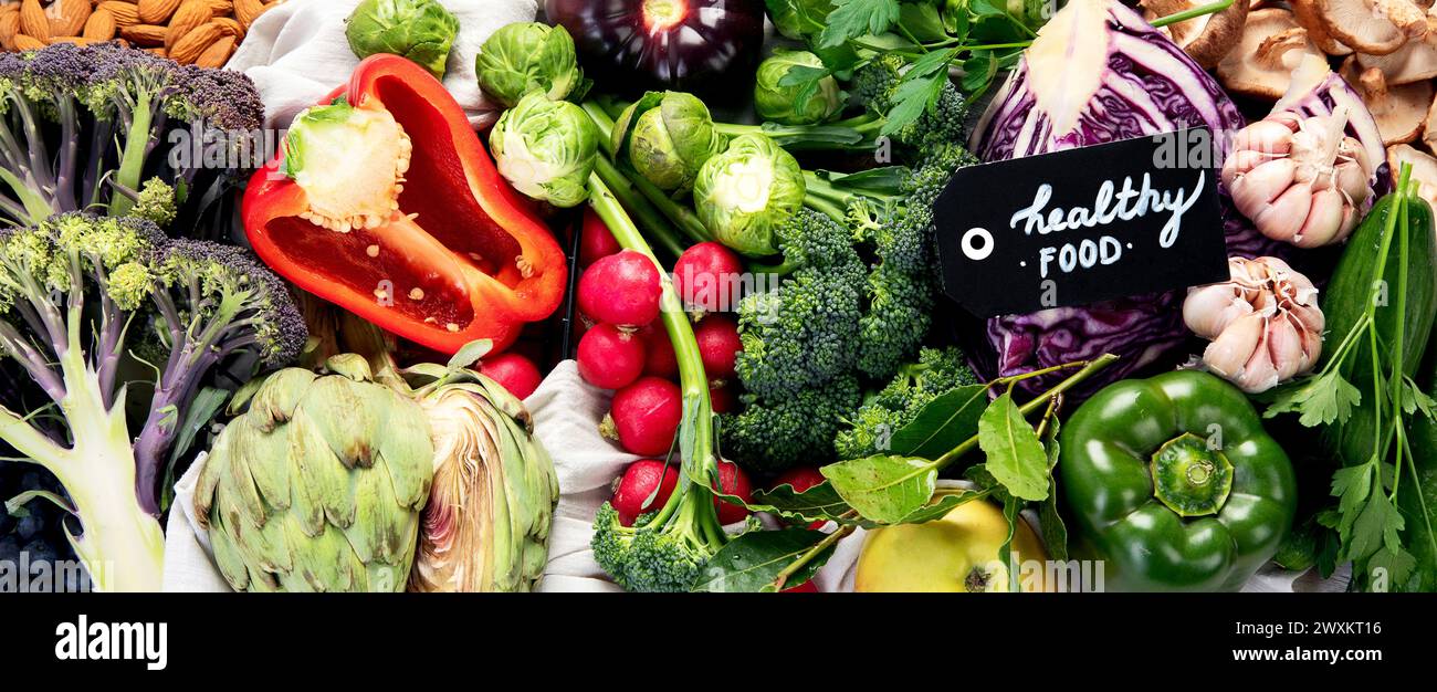 Tisch mit Gemüse auf hellem Holzhintergrund. Pfeffer, Kohl, Brokkoli, Rettich, Knoblauch. Konzept für gesunde Ernährung. Draufsicht, Banner Stockfoto