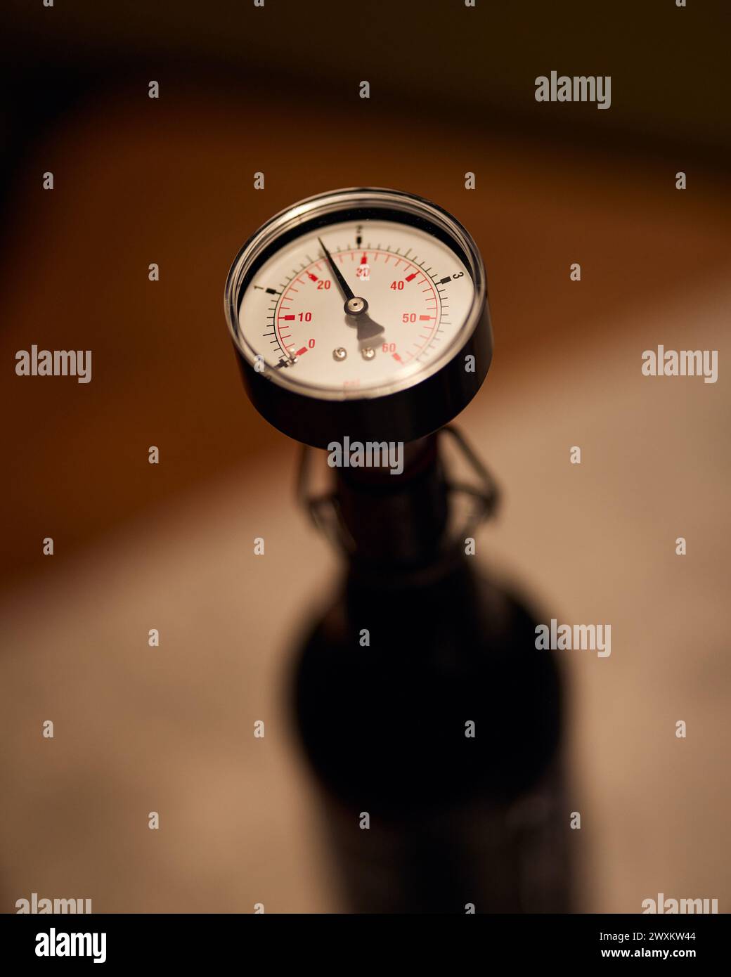 Ein Druckgerät beim Bierflaschen-Homebrowing Stockfoto