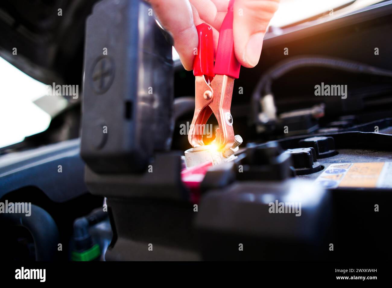Auto Mechanic klemmt Batterieklemmen mit Batterieladeklammern , Kfz-Wartungskonzept Stockfoto