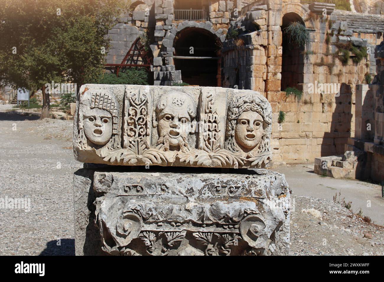 Historisches Basrelief aus Stein mit geschnitzten Gesichtern in der antiken Stadt Myra. Ruinen von Gräbern in Lykien, Demre, Antalya, Türkiye Stockfoto