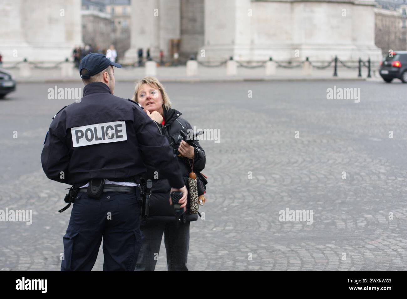 Polizei hilft Menschen in paris am Triumphbogen in Paris 2009 Stockfoto