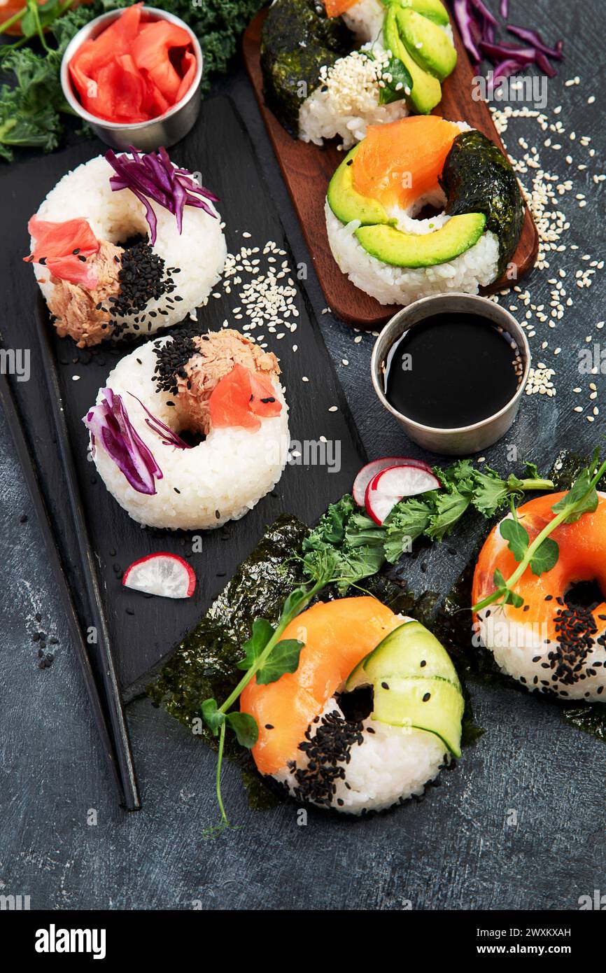 Sushi Donuts auf dunklem Hintergrund. Hybrid Trend Food Stockfoto
