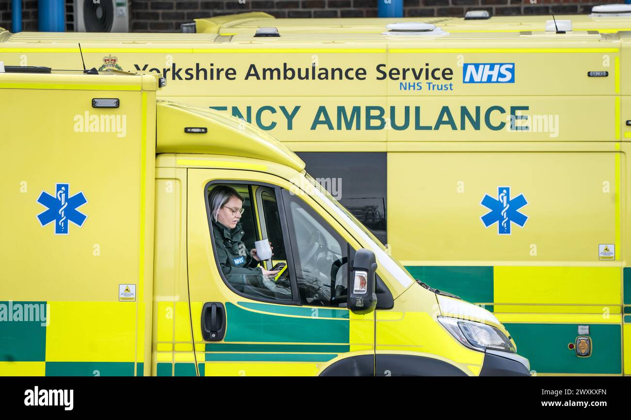 Aktenfoto vom 01/23 von einem Sanitäter, der einen Drink nimmt, während sie in einem Krankenwagen vor dem Doncaster Royal Infirmary in Yorkshire wartet. NHS England sagte, dass Mitarbeiter, einschließlich Rettungsmannschaften, die eine Fehlgeburt erleiden, bevor sie sechs Monate schwanger sind, jetzt bezahlte Freizeit bekommen. Ausgabedatum: Montag, 1. April 2024. Stockfoto