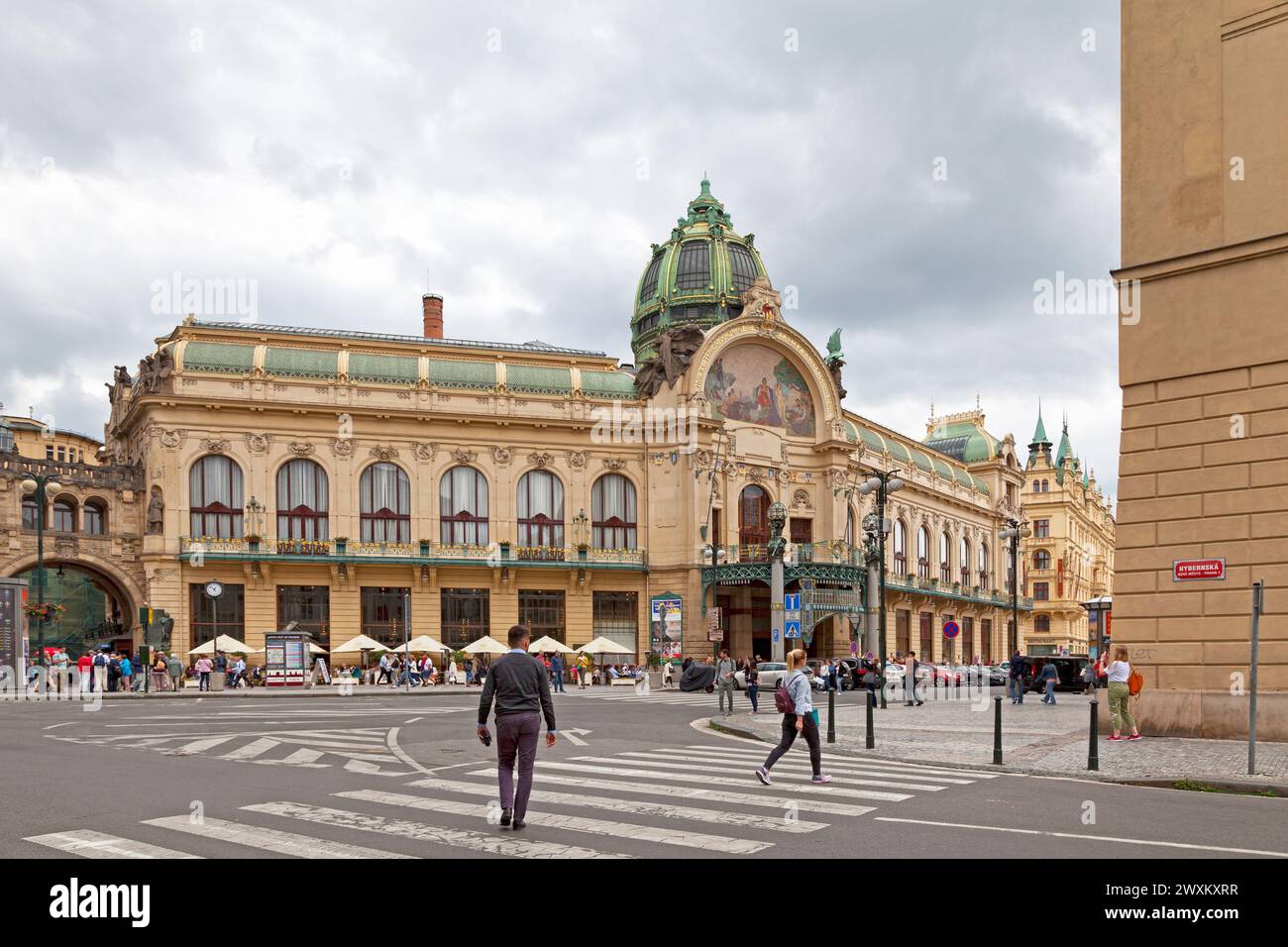 Prag, Tschechische Republik - 14. Juni 2018: Das Gemeindehaus (tschechisch Obecní dům) ist ein Bürgerhaus, in dem die Smetana Hall, eine gefeierte Konzertvenu, untergebracht ist Stockfoto