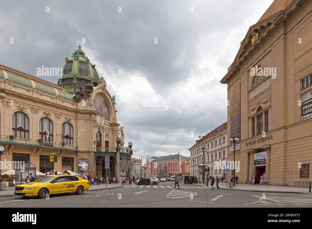 Prag, Tschechische Republik - 14. Juni 2018: Das Gemeindehaus gegenüber dem Hybernia-Theater. Stockfoto