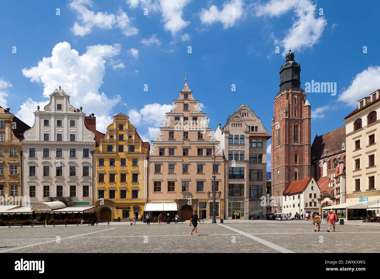 Breslau, Polen - 05. Juni 2019: Der Marktplatz der Stadt (rynek) mit hinter dem Glockenturm von St. Elisabeth's Church (Polnisch: Wrocław Parafia pw św. Stockfoto