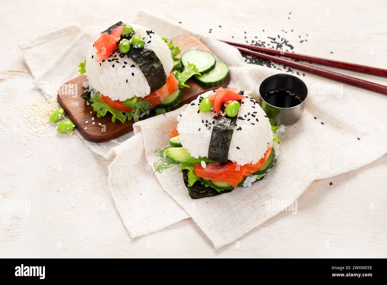 Moderne Hybridkost. Sushi-Burger mit Lachs, weißem Reis, Avocado, Gurke Stockfoto