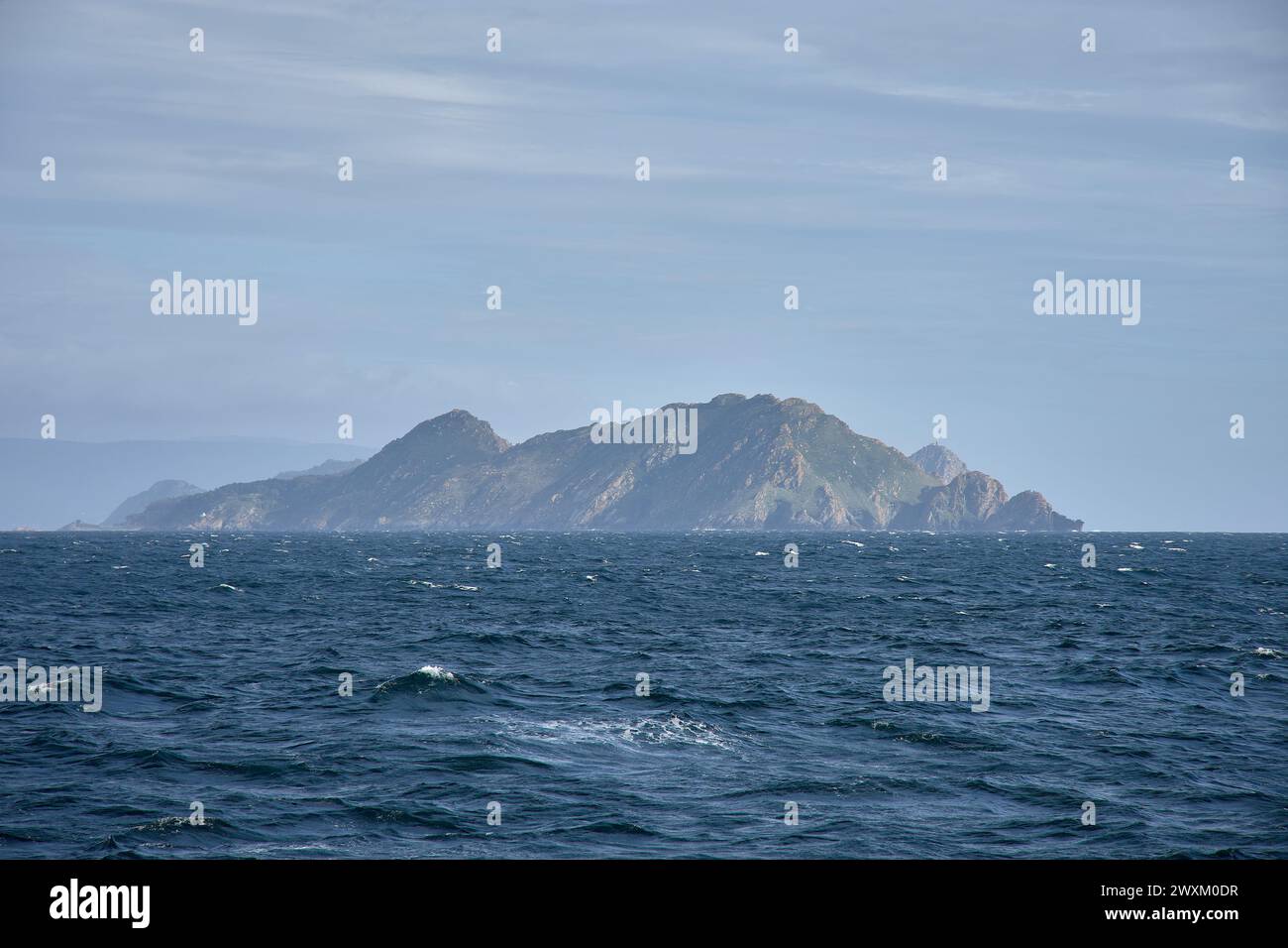 Felsen von Monteagudo Island. Der Archipel der Cys-Inseln vor der Küste von pontevedra in galicien, spanien an der Mündung der ria de vigo. Blick von vorne Stockfoto