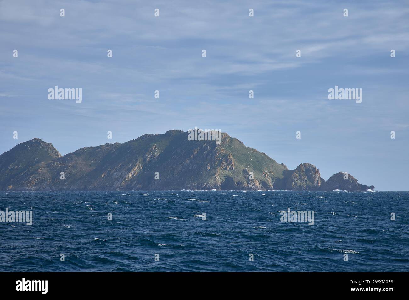 Felsen von Monteagudo Island. Der Archipel der Cys-Inseln vor der Küste von pontevedra in galicien, spanien an der Mündung der ria de vigo. Blick von vorne Stockfoto