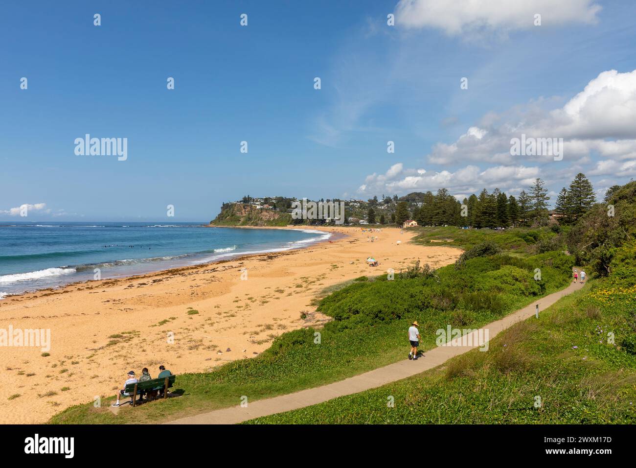 Newport Beach in Sydney Australien, heißer und sonniger Herbsttag in Sydney, Menschen gehen auf dem zweihundertjährigen Küstenwanderweg, NSW, Australien, 2024 Stockfoto