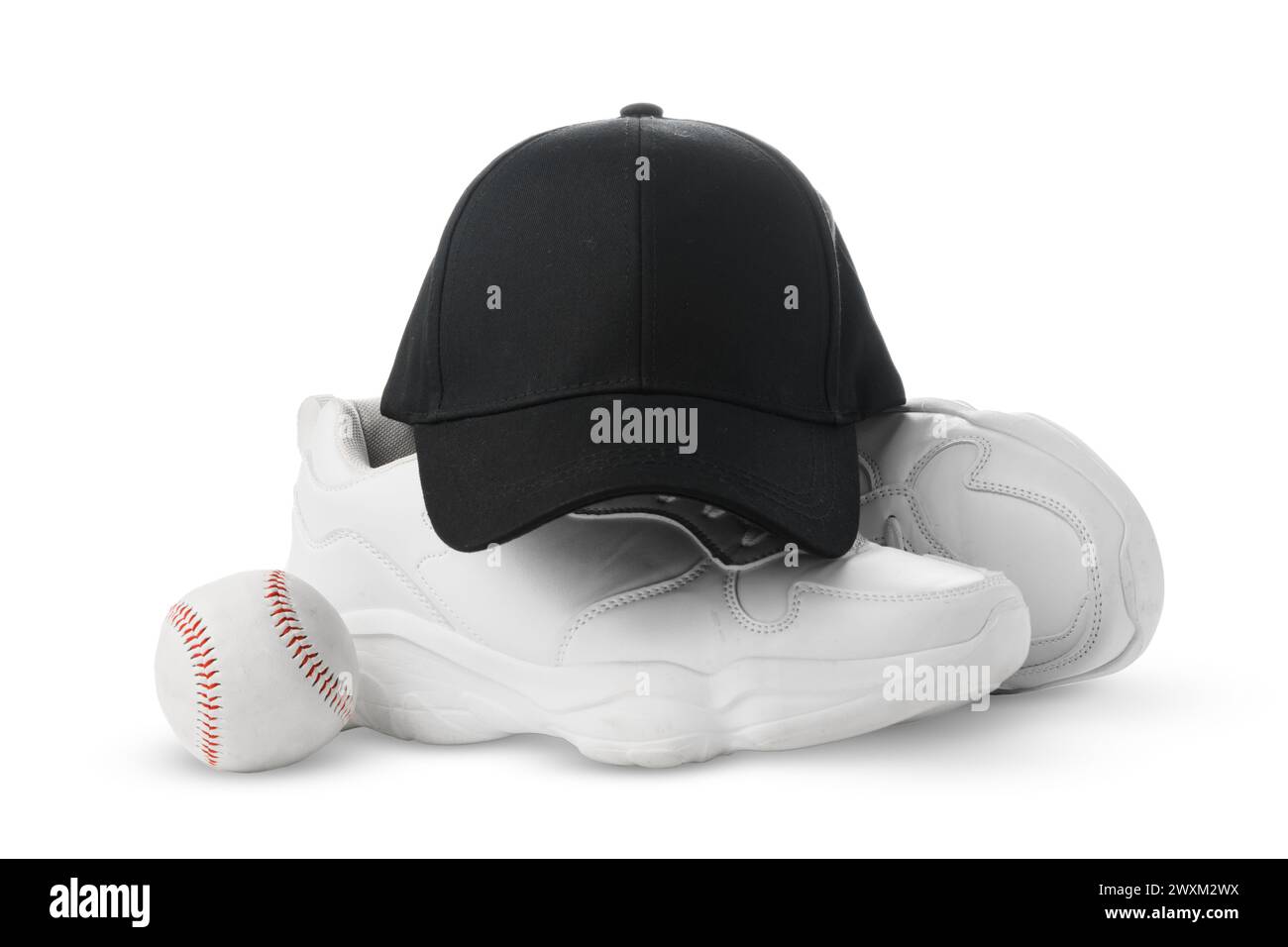 Schwarze Baseballmütze, weiße Turnschuhe und Ball auf weißem Hintergrund Stockfoto
