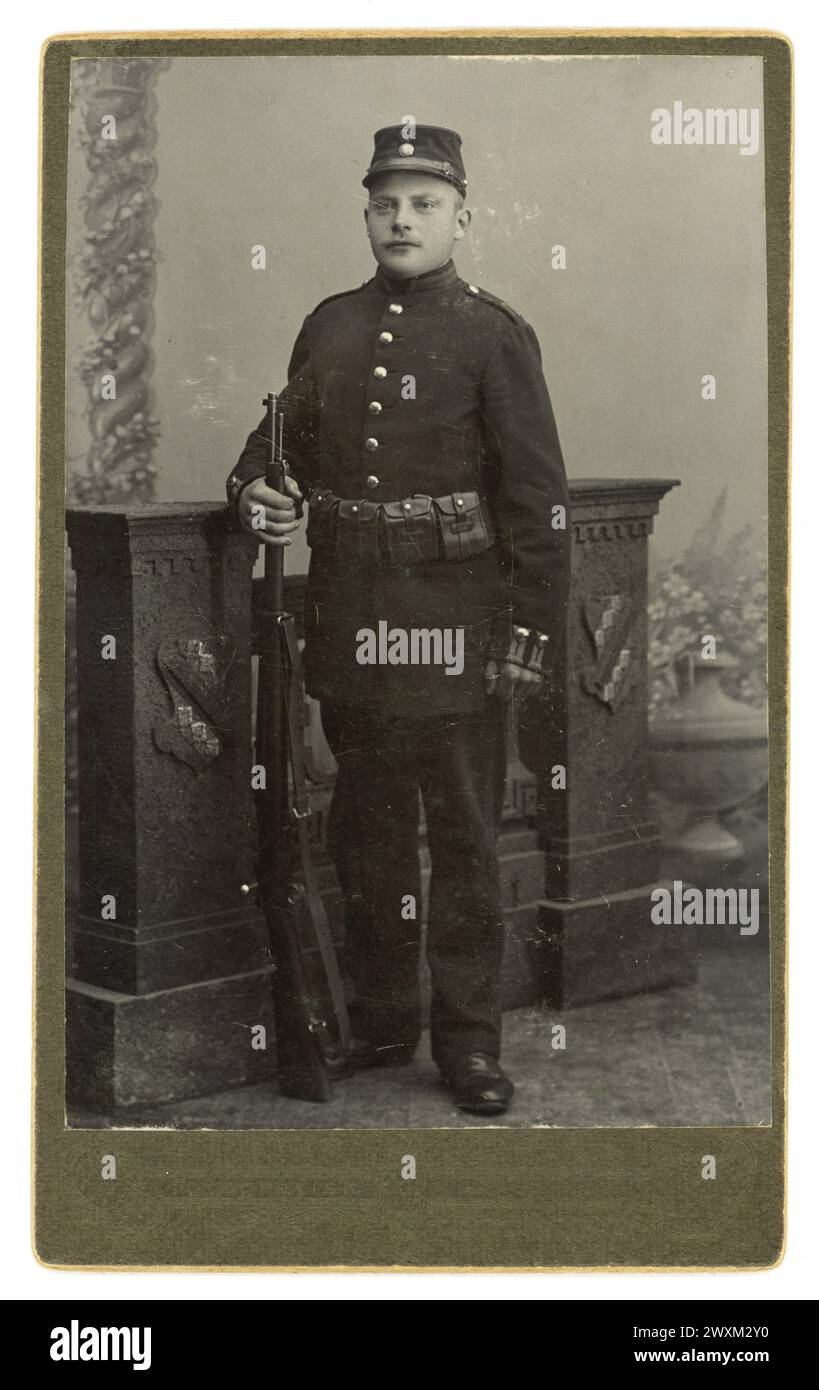 Anfang der 1900er Jahre Carte de Visite (Visiting Card oder CDV) eines bewaffneten schwedischen Soldaten in Uniform mit einem Gewehr aus dem Fotostudio von Albin Berns, Backamo, Vastra Gotaland Region in Schweden, um 1900. Stockfoto