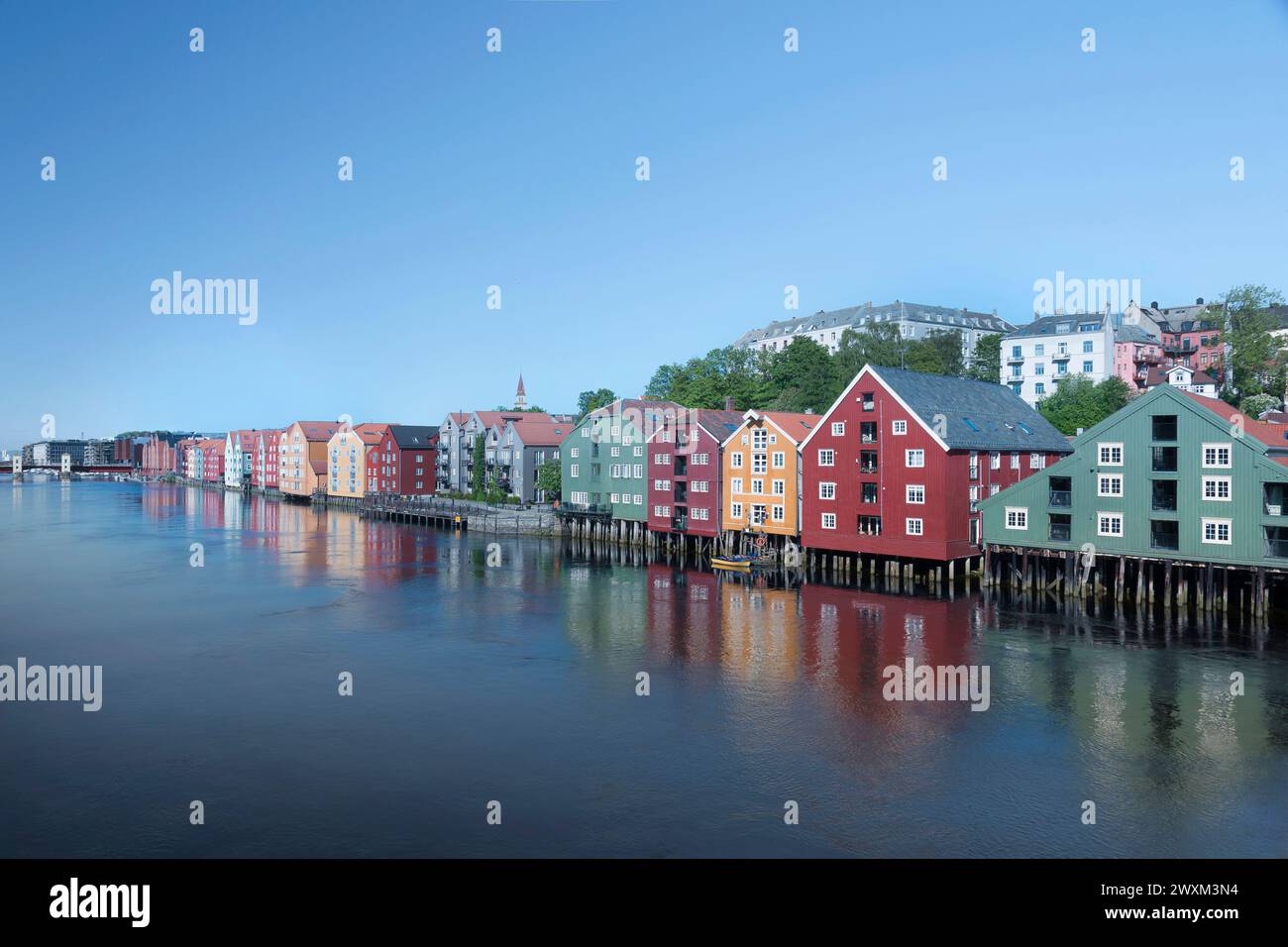 Maison colorée au bord de l'eau en Norvège Stockfoto
