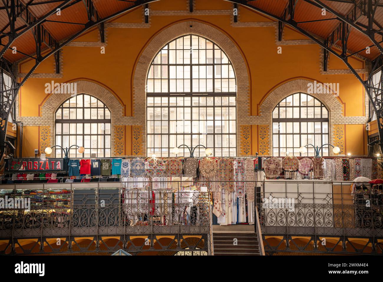 03.10.24. Budapest, Ungarn. Great Market Hall oder Central Market Hall, ein historisches Wahrzeichen, in dem sich der älteste und größte überdachte Markt in BU befindet Stockfoto