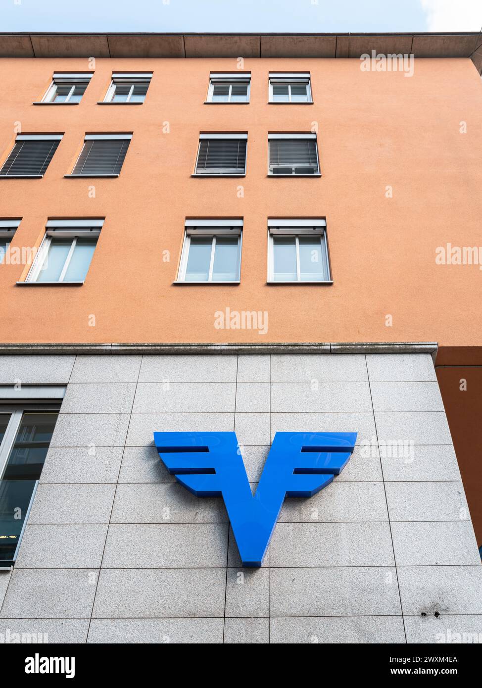 Bregenz, Österreich - 15. März 2024: Das Logo der österreichischen Volksbank an der Fassade der Bank in Bregenz Stockfoto