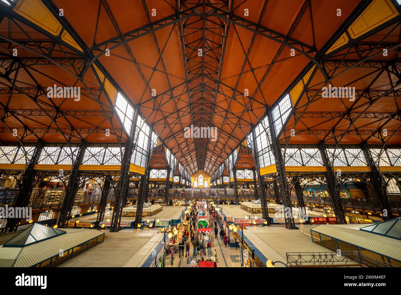 03.10.24. Budapest, Ungarn. Great Market Hall oder Central Market Hall, ein historisches Wahrzeichen, in dem sich der älteste und größte überdachte Markt in BU befindet Stockfoto