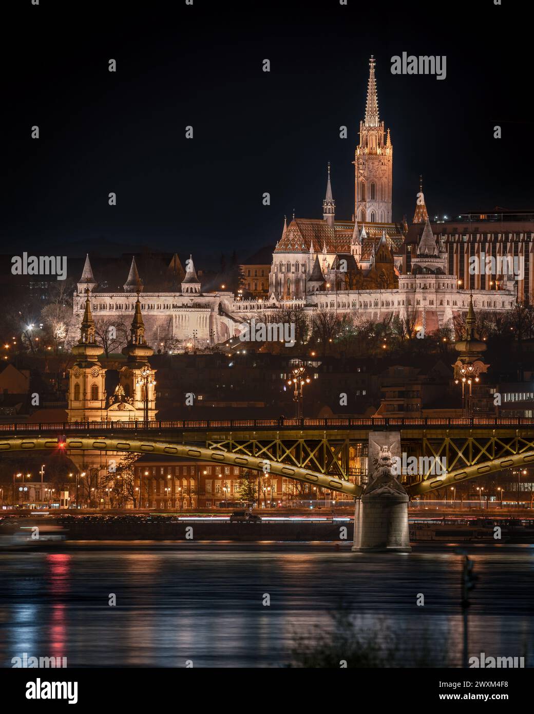 Abendliche Stadtlandschaft über Budapest. Dazu gehörten auch die Margaretenbrücke, die Fishermans-Bastion und die Matthias-Kirche. Die Donau steht im Vordergrund Stockfoto
