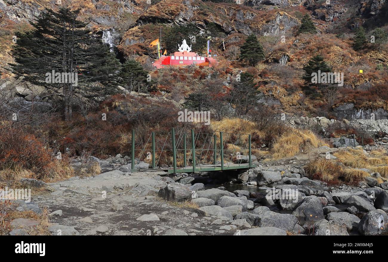 lord shiva Statue und Tempel, malerische alpine Landschaft, abgelegene Landschaft von sikkim, umgeben von himalaya Bergen, nahe der indo-Sino Grenze Stockfoto