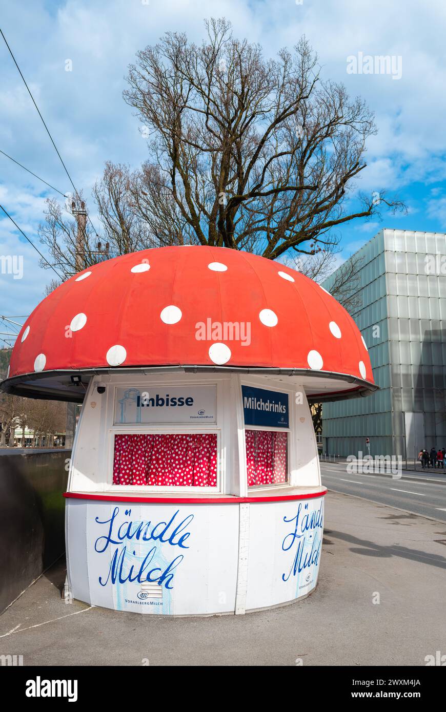 Bregenz, Österreich - 15. März 2024: Historischer Milchpilz in Bregenz - ein Kiosk mit Eis und Milchprodukten Stockfoto