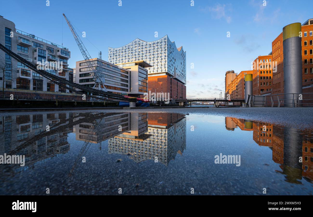 Hamburg, Deutschland - 23. Februar 2024: Moderne Gebäude im Hamburger Hafenviertel am 23. Februar 2024 in Deutschland Stockfoto