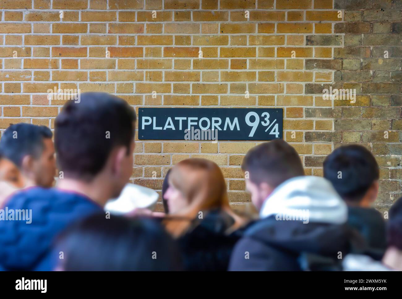 London, Vereinigtes Königreich - 26. Februar 2024: Leute warten am berühmten Bahnsteig 9 am Bahnhof Kings Cross in London Stockfoto