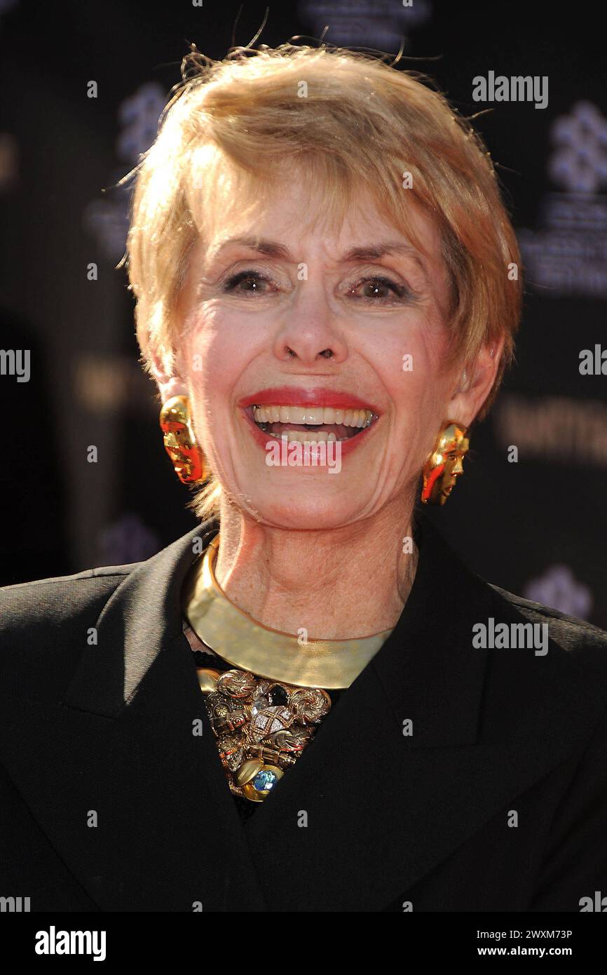 Barbara Rush stirbt beim 97 Barbara Rush TCM Classic Film Festival 2013 Opening Night Red Carpet – Funny Girl im TCL Chinese Theatre, Hollywood, Kalifornien, USA, 25. April 2013. Porträt Kopfschmuck Gold Ohrringe schwarz Halskette lächelnd CAP/ADM/BP Byron Purvis/AdMedia/Hollywood CA Vereinigte Staaten Copyright: XByronxPurvis/AdMedia/CapitalxPicturesx Stockfoto