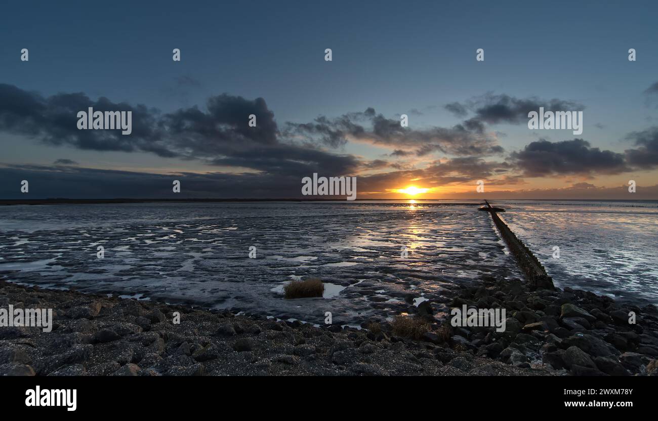 Sonnenuntergang über dem Wattenmeer in den niederlanden Stockfoto