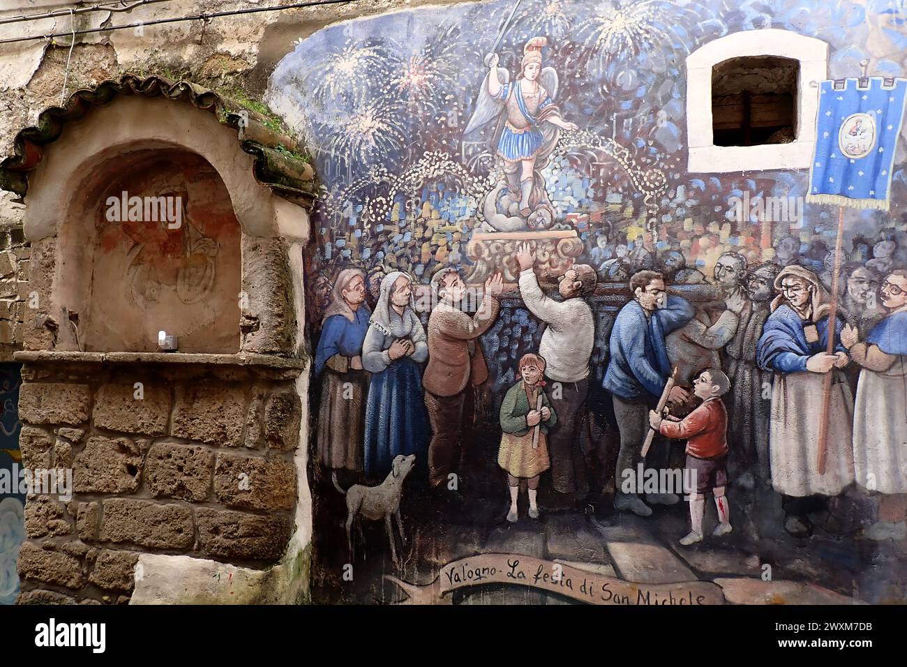 Valogno, Italien. 30. März 2024. Wandgemälde, die das fest des Schutzpatrons San Michele darstellen. Valogno, auch „Borgo d'arte“ genannt, ist ein kleiner Teil der Stadt Sessa Aurunca, da in seinen engen Gassen Werke von Straßenkunst und Wandmalereien ausgestellt sind und viele Touristen hauptsächlich im Frühjahr und Sommer anzieht. Dieses Dorf beherbergt derzeit etwa 90 Einwohner. Valogno, Italien, 1. April 2024. Foto: Vincenzo Izzo/SIPA USA) Credit: SIPA USA/Alamy Live News Stockfoto